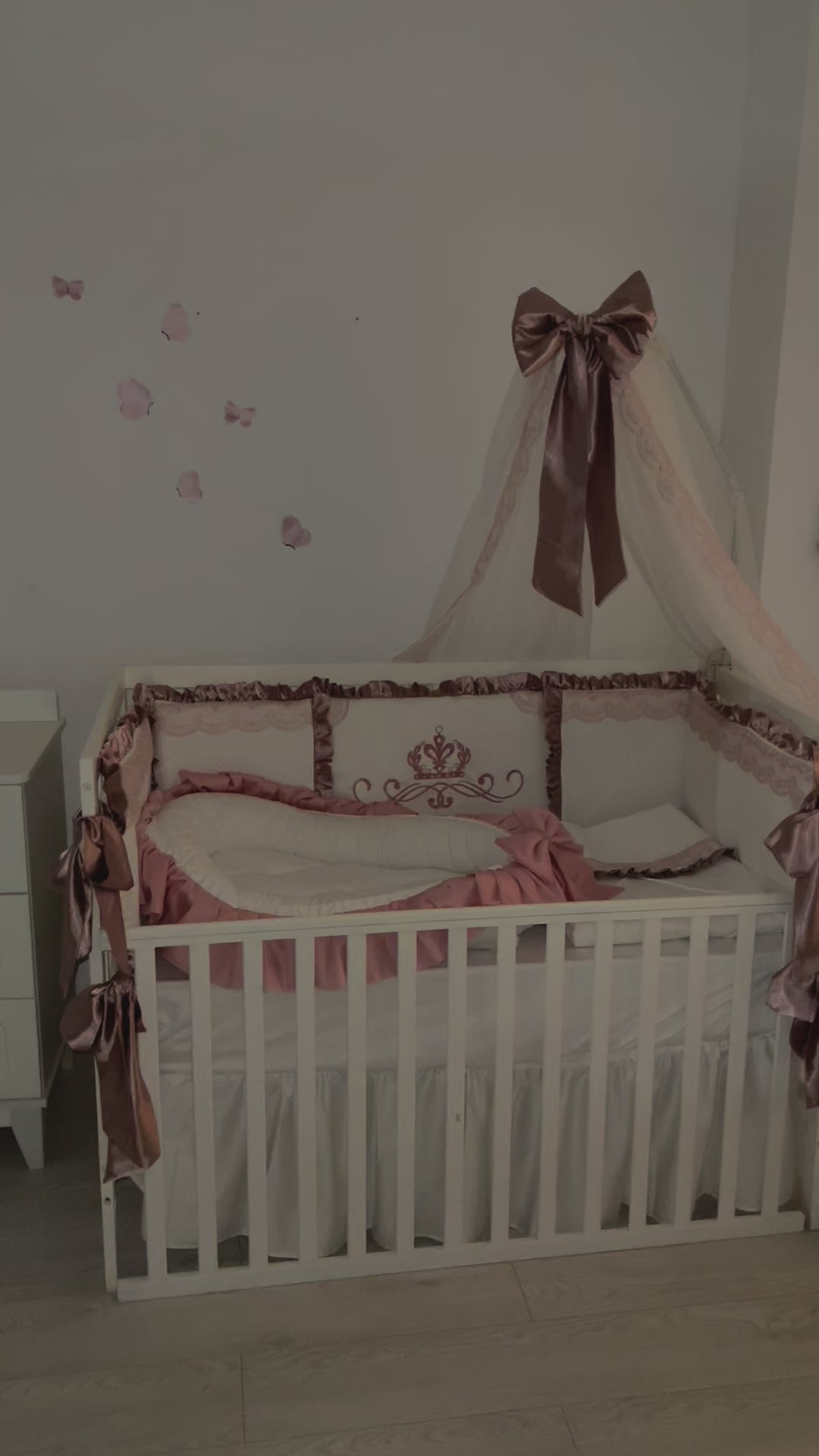 Parure de lit de luxe pour bébé fille en rose poussiéreux et blanc avec volants, dentelle et broderie – Parfait pour un thème floral de chambre d'enfant – Coton biologique