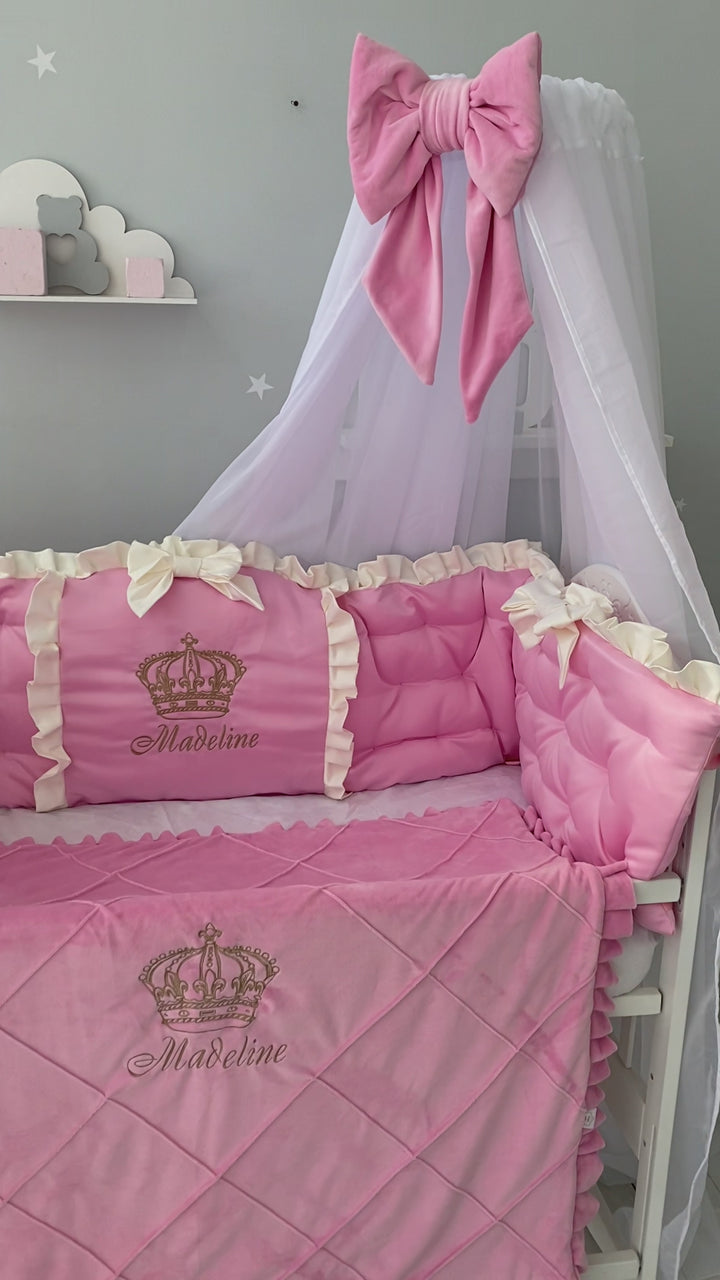 Ensemble de tour de lit pour bébé rose princesse | Literie personnalisée pour fille avec couronne royale en or et nœuds de berceau en ivoire 