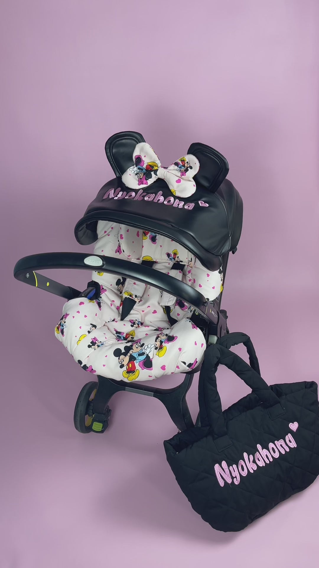 Funda de asiento de coche Doona rosa personalizada para niñas con dosel de piel sintética, superposición con estampado de Mickey y Minnie Mouse, y orejas y lazo