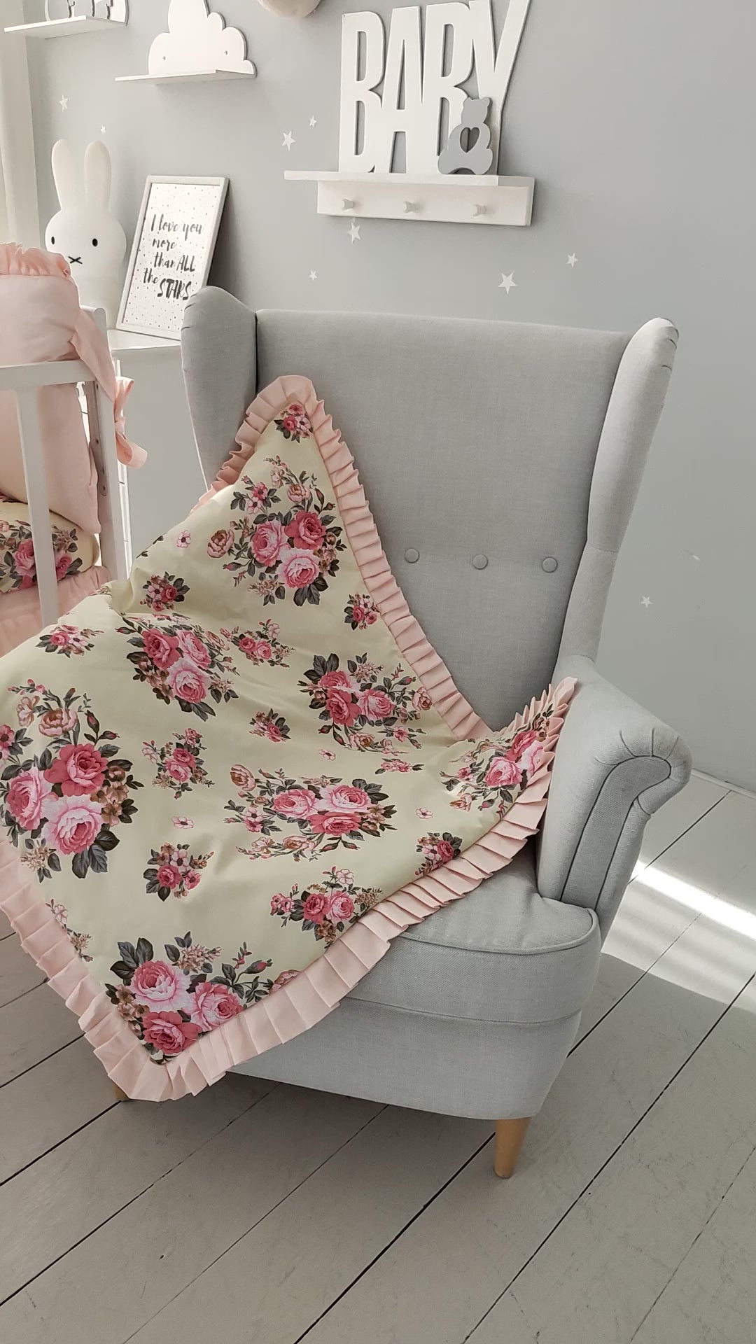 Juego de ropa de cama para niña de cuna floral de melocotón con falda con volantes - Tema de guardería de granja