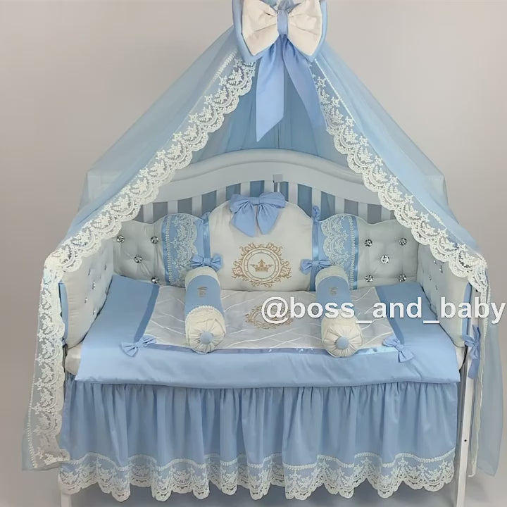 Parure de lit bébé garçon en satin bleu et blanc avec dentelle française et strass