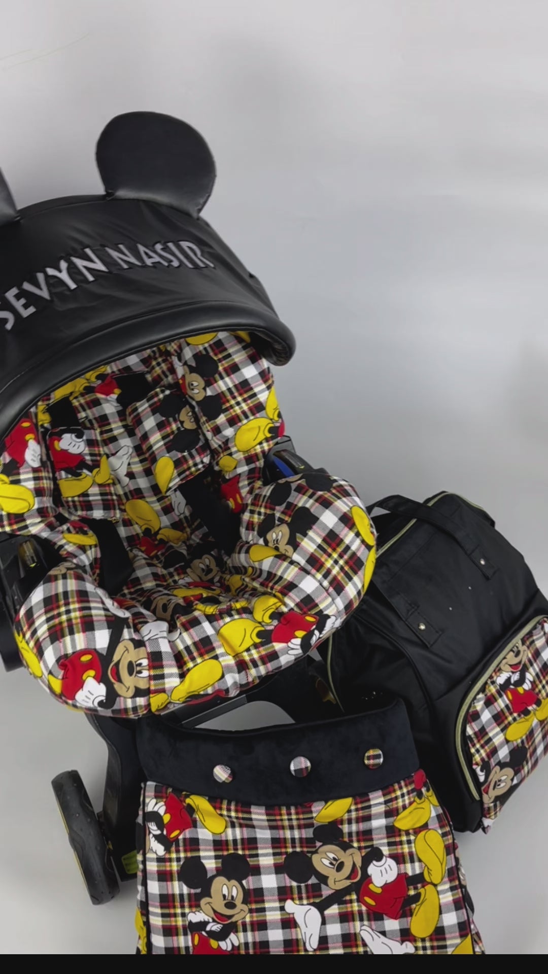 Ensemble de housses de siège auto élégant pour bébé garçon : motif tartan noir. Parfait pour la poussette Doona. Comprend un sac à couches et plus encore. Idéal pour les futures mamans.