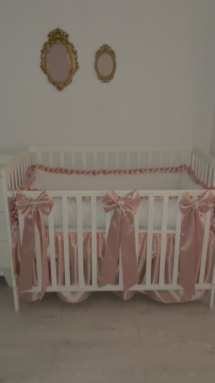 Juego de cama clásico para bebé niña en rosa y blanco con volantes y lazos