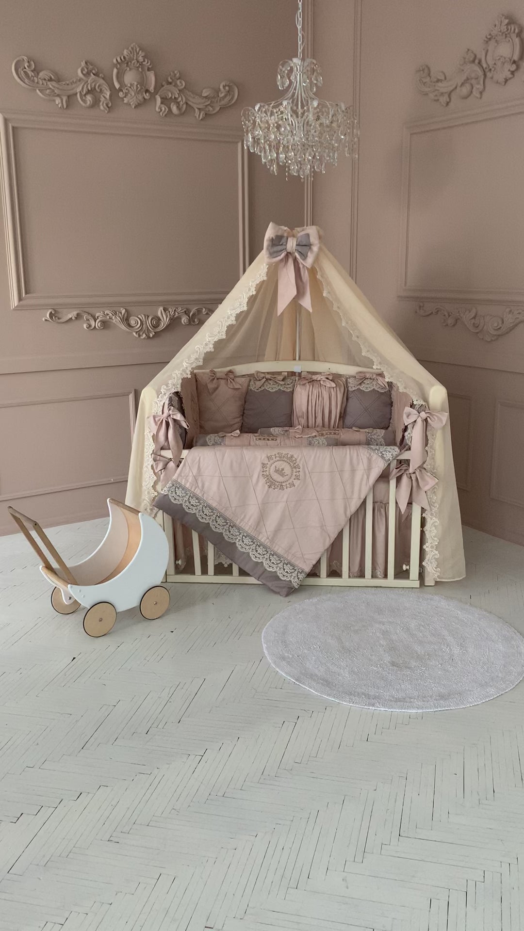 Juego de ropa de cama para niña de cuna color beige crema y champán con monograma de corona, neutro y elegante