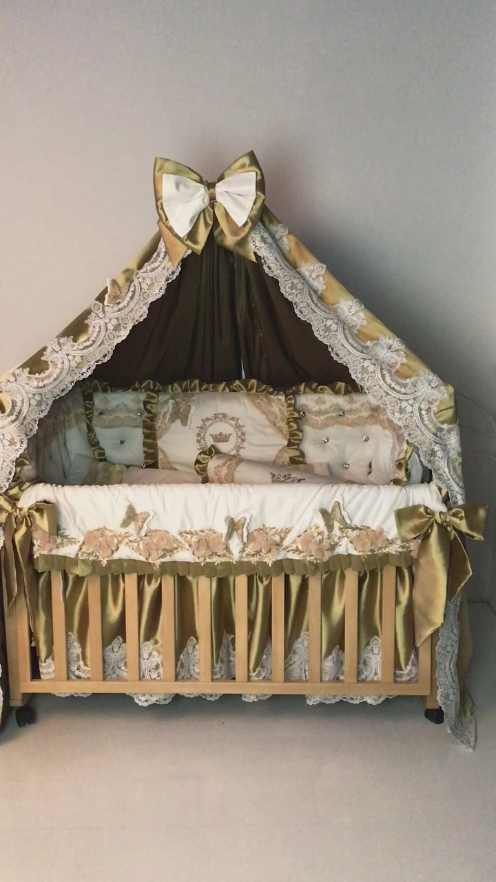 Offrez à votre petit prince le traitement royal avec notre parure de lit dorée pour bébé garçon ornée de dentelle française, de strass, de papillons et de broderies.