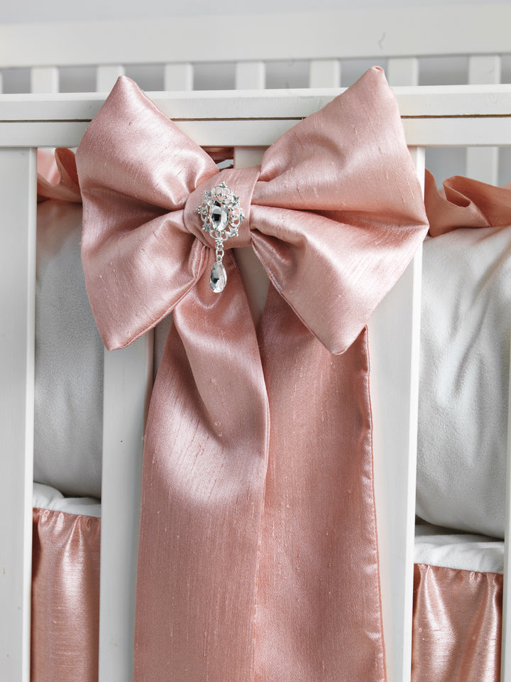 Parure de lit classique rose et blanche pour bébé fille avec volants et nœuds