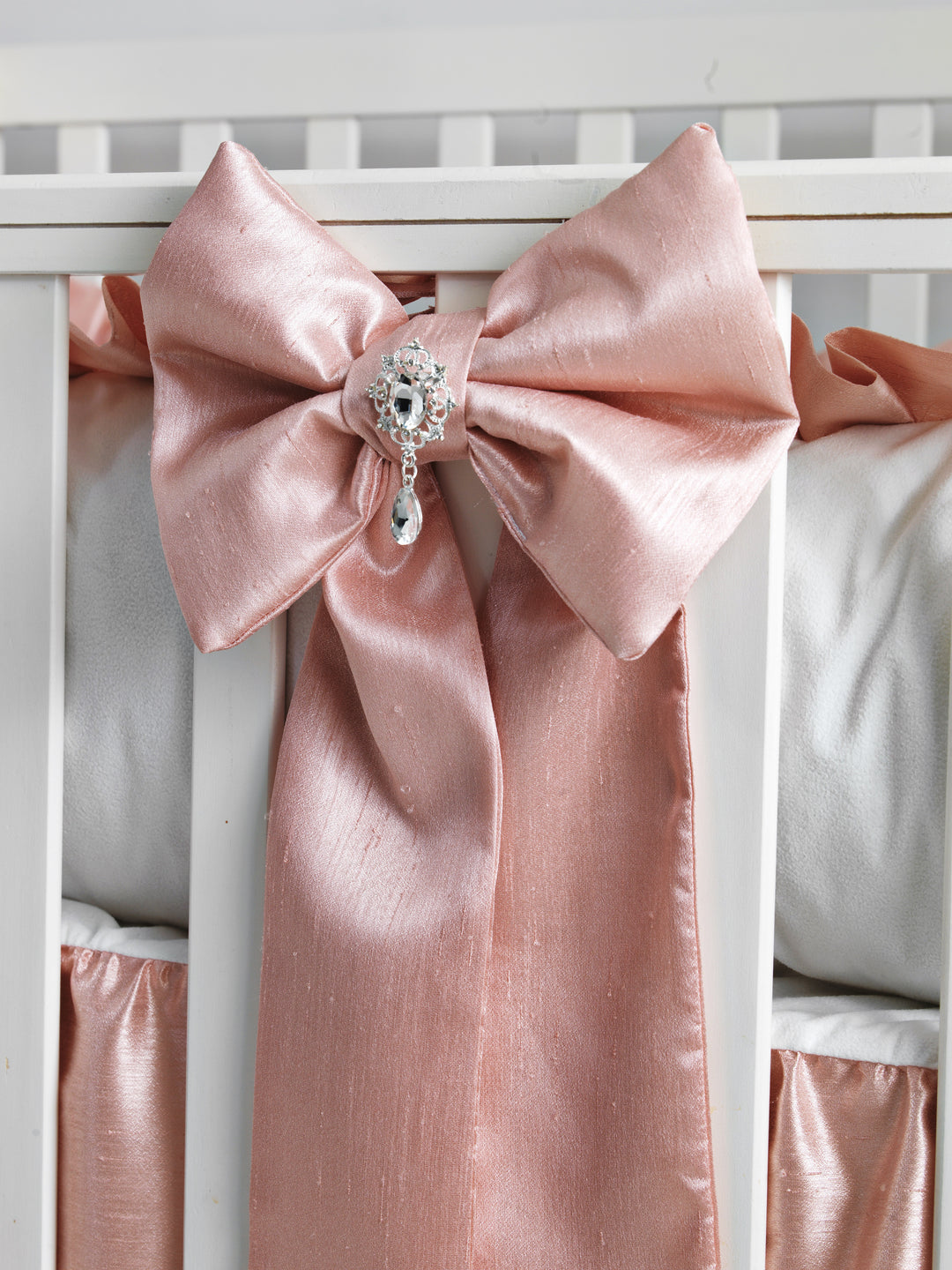 Juego de ropa de cama para niña de color rosa polvoriento y blanco con volantes, cuna con falda, lazo de seda largo y protectores de cuna con volantes de granja en un diseño minimalista