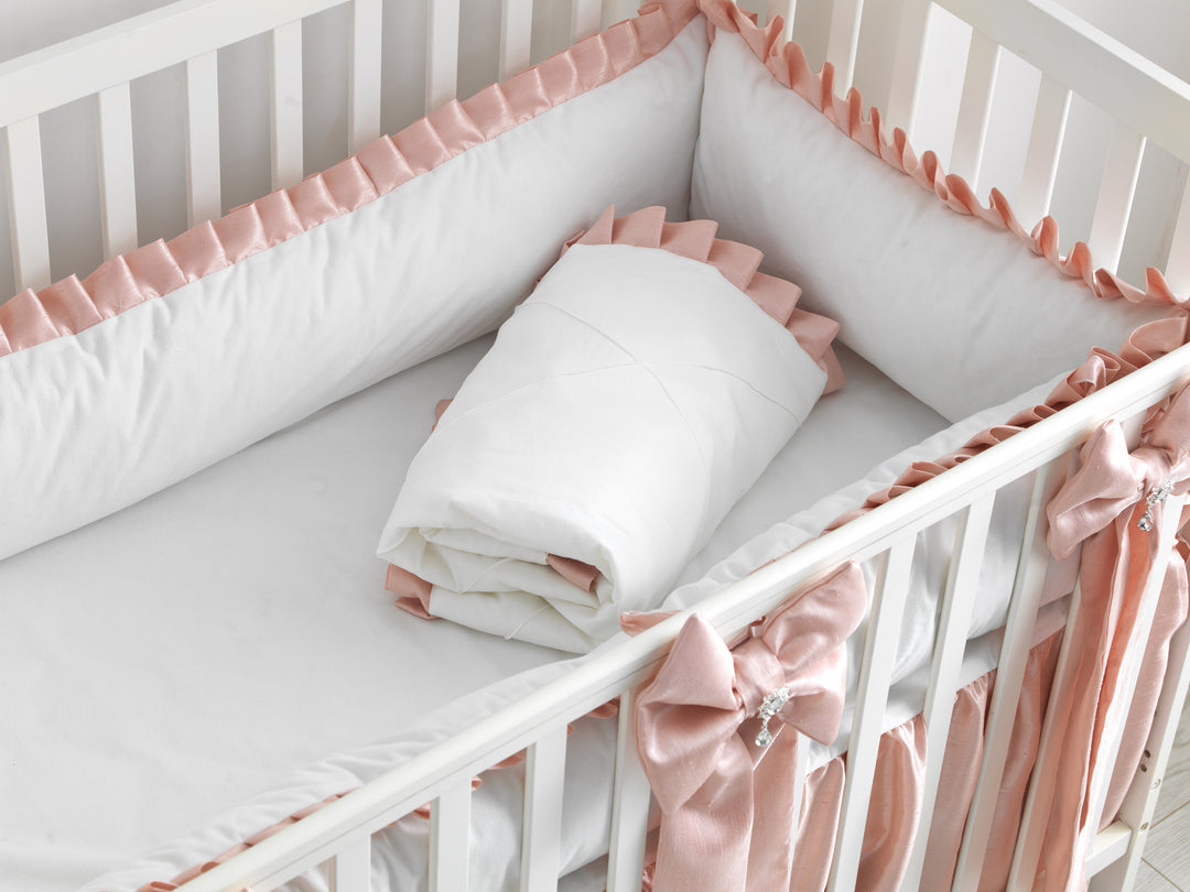 Juego de cama clásico para bebé niña en rosa y blanco con volantes y lazos