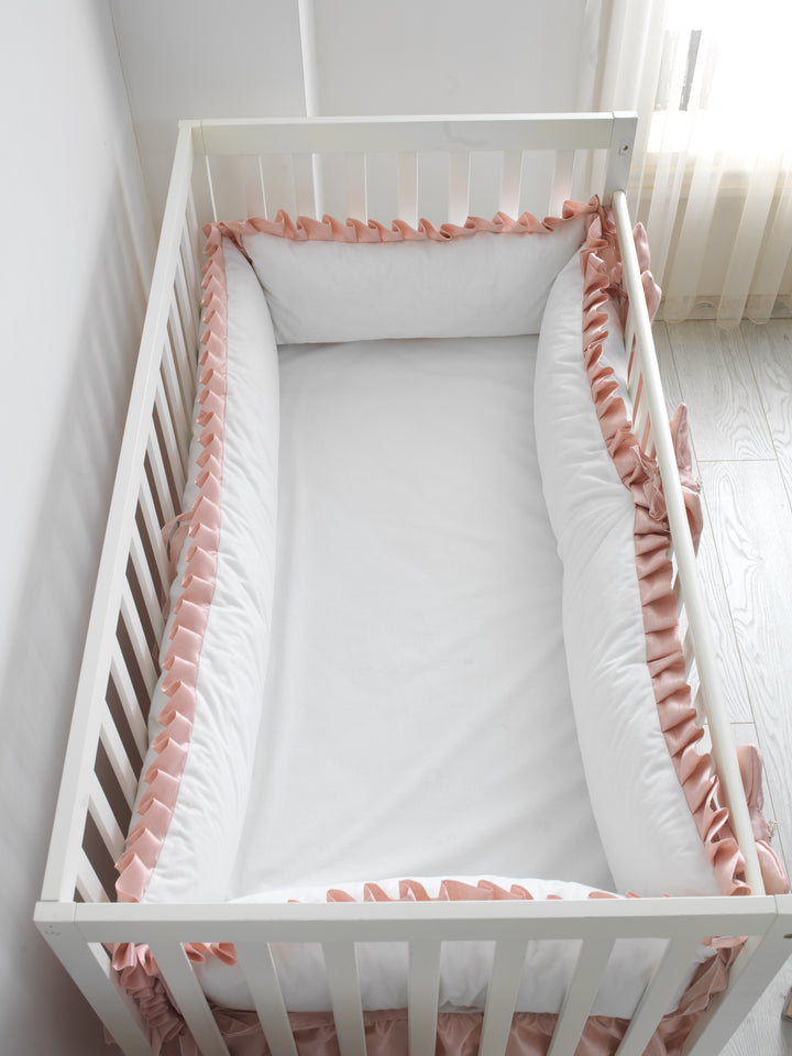 Juego de cama clásico para bebé niña en rosa y blanco con volantes y lazos