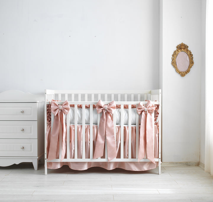 Juego de cama clásico para bebé niña en rosa y blanco con volantes y lazos