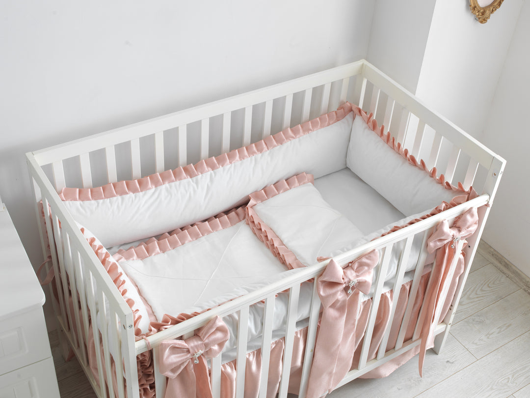 Juego de cama clásico para bebé niña en rosa y blanco con volantes y lazos