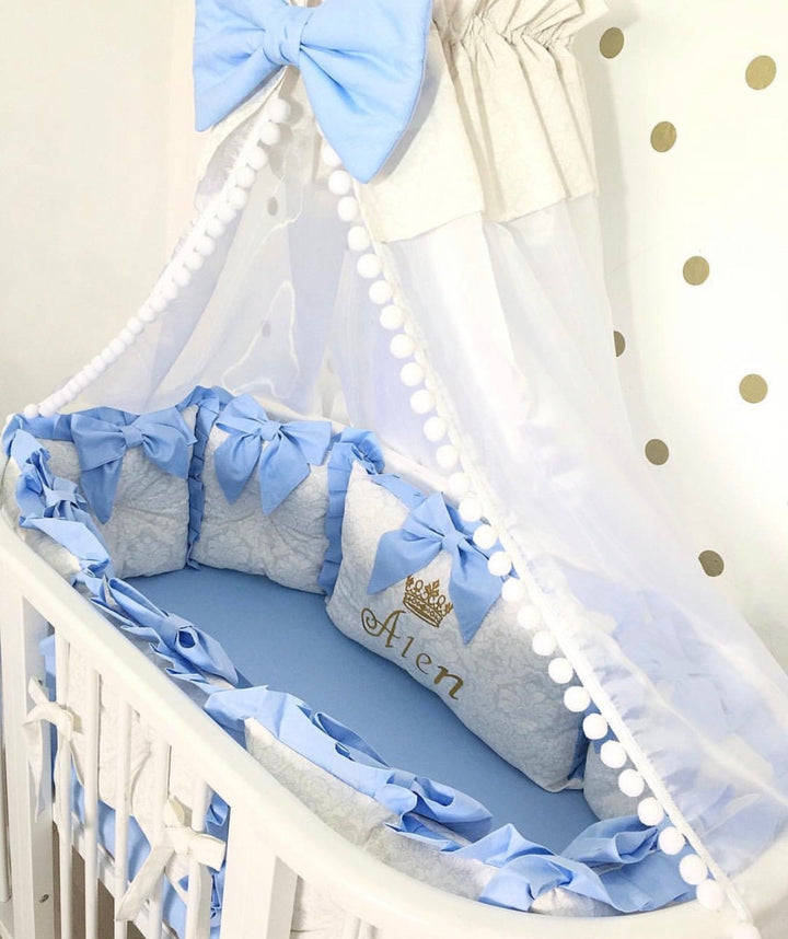 Rendez l'heure du coucher de votre bébé garçon spéciale avec notre parure de lit personnalisée bleu et blanc pour bébé garçon.