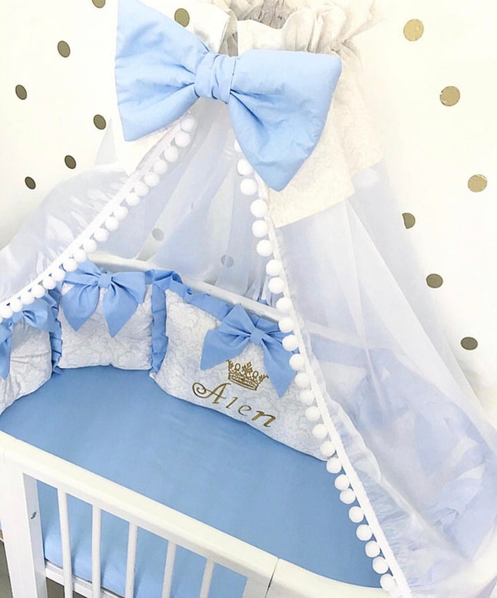 Rendez l'heure du coucher de votre bébé garçon spéciale avec notre parure de lit personnalisée bleu et blanc pour bébé garçon.