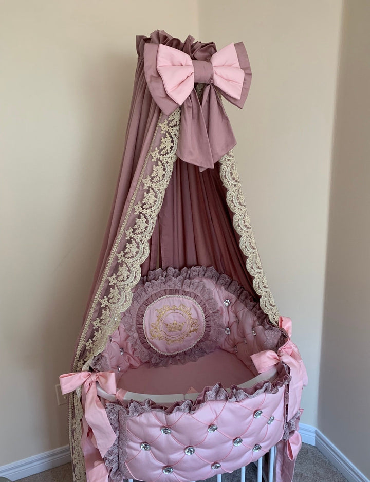 Ensemble de literie de luxe en dentelle rose et volants pour bébé fille avec broderie et strass personnalisés