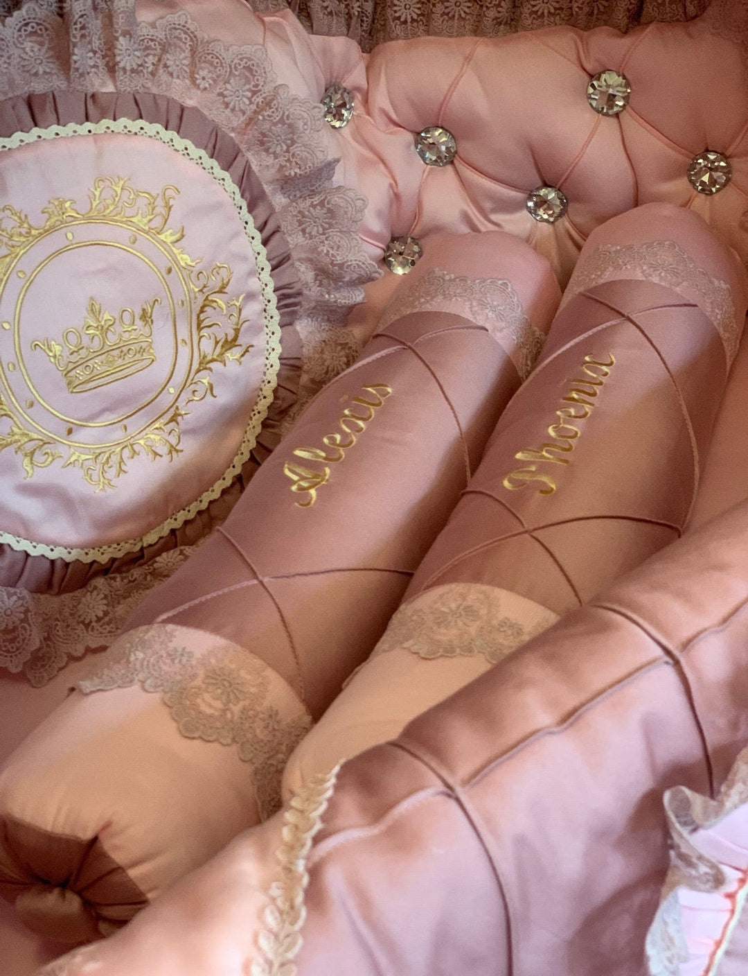 Ensemble de literie de luxe en dentelle rose et volants pour bébé fille avec broderie et strass personnalisés