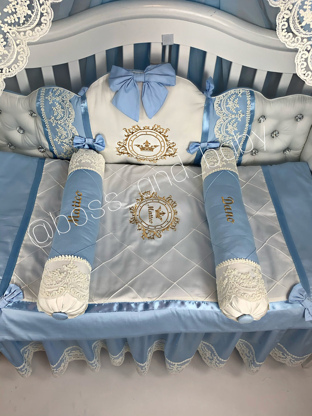 Parure de lit bébé garçon en satin bleu et blanc avec dentelle française et strass