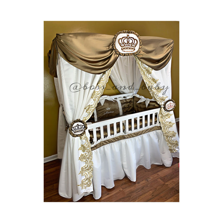 Agregue un toque de elegancia a la habitación de su bebé con nuestro juego de cama dorado adornado con encaje francés y bordado personalizado