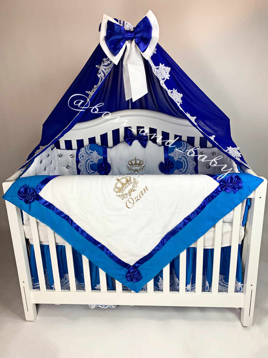 Parure de lit bleu roi pour bébé garçon, adaptée à un petit roi.