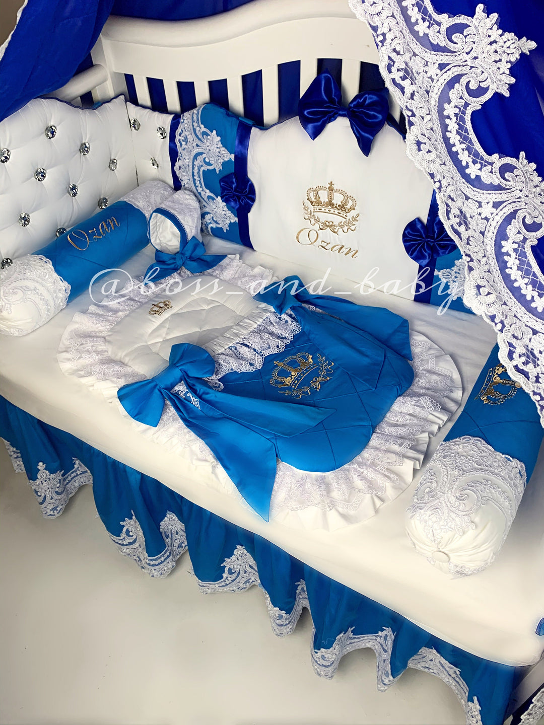 Parure de lit bleu roi pour bébé garçon, adaptée à un petit roi.