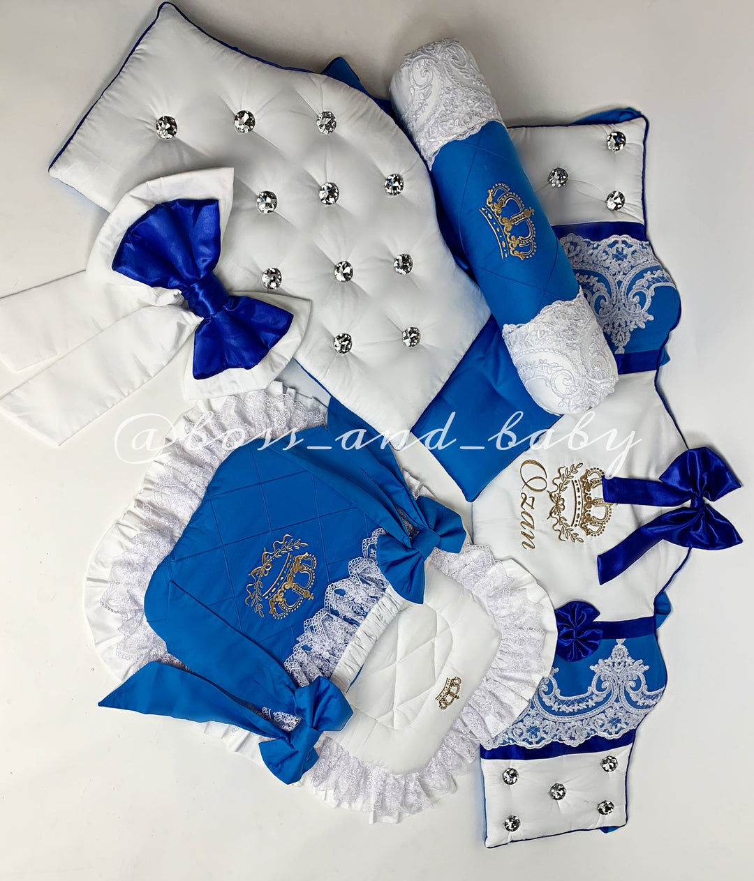 Parure de lit bleu roi pour bébé garçon, adaptée à un petit roi.