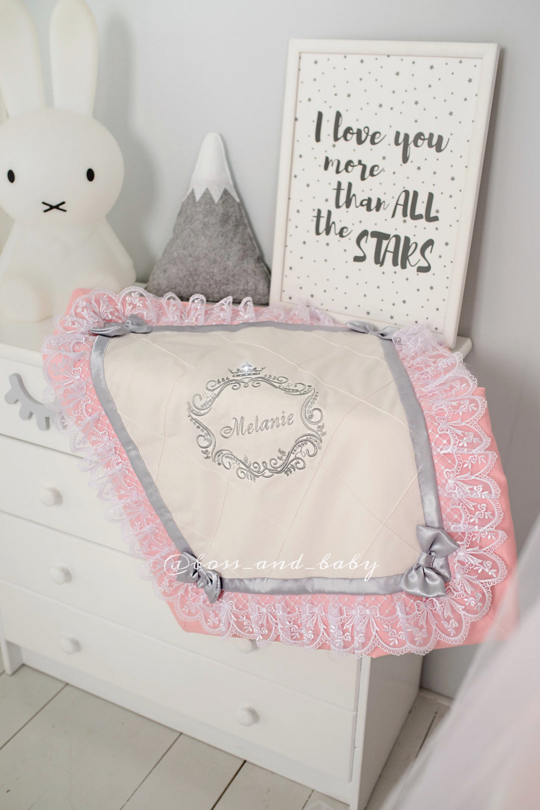 Juego de cama personalizado para niña | Rosa con detalles plateados | Juego de ropa de cama para cuna y manta personalizable