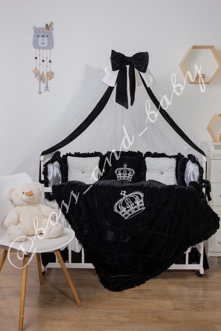 Regale el regalo perfecto y elegante con nuestro juego de cama de terciopelo negro y algodón blanco para su pequeño Príncipe