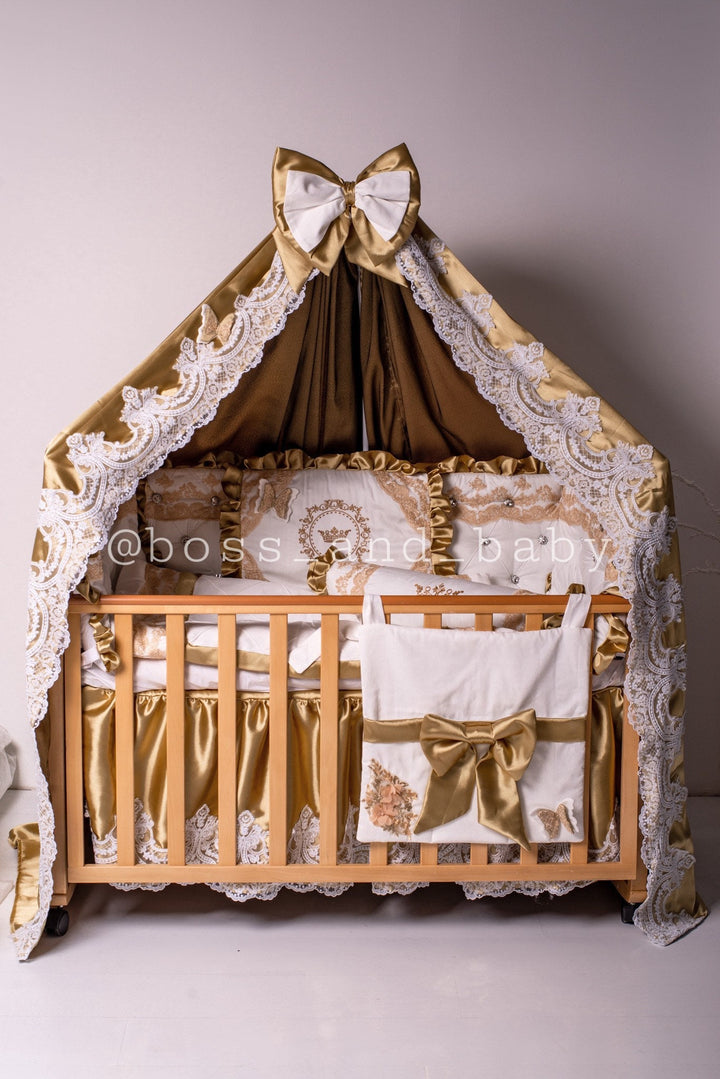 Offrez à votre petit prince le traitement royal avec notre parure de lit dorée pour bébé garçon ornée de dentelle française, de strass, de papillons et de broderies.