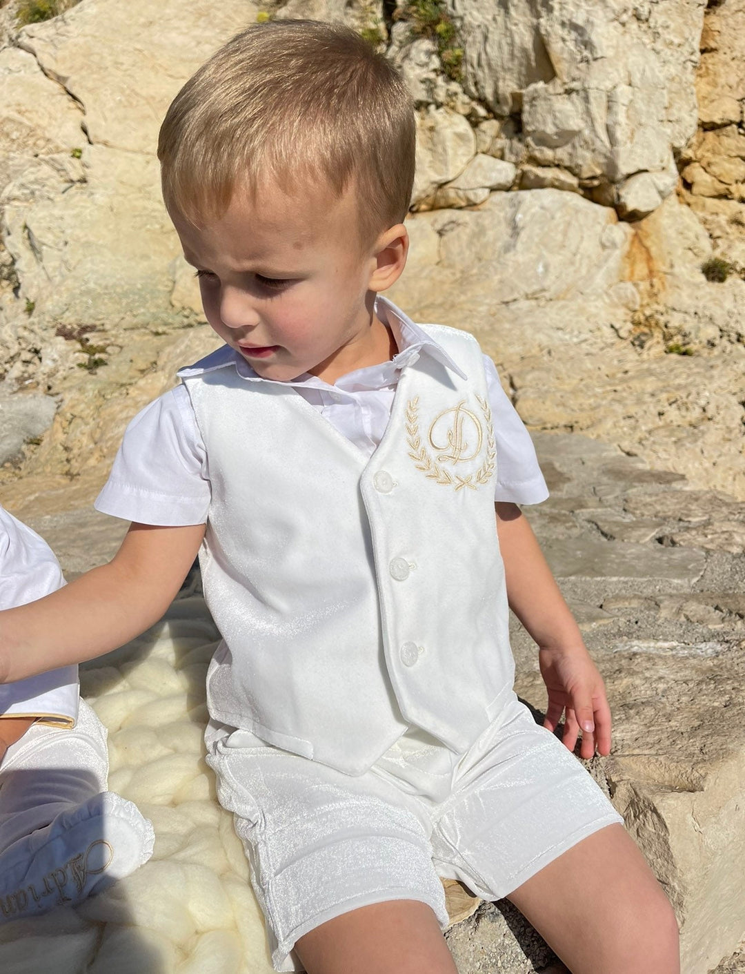 Esmoquin de terciopelo para bebé niño: conjunto elegante y con estilo para ocasiones especiales
