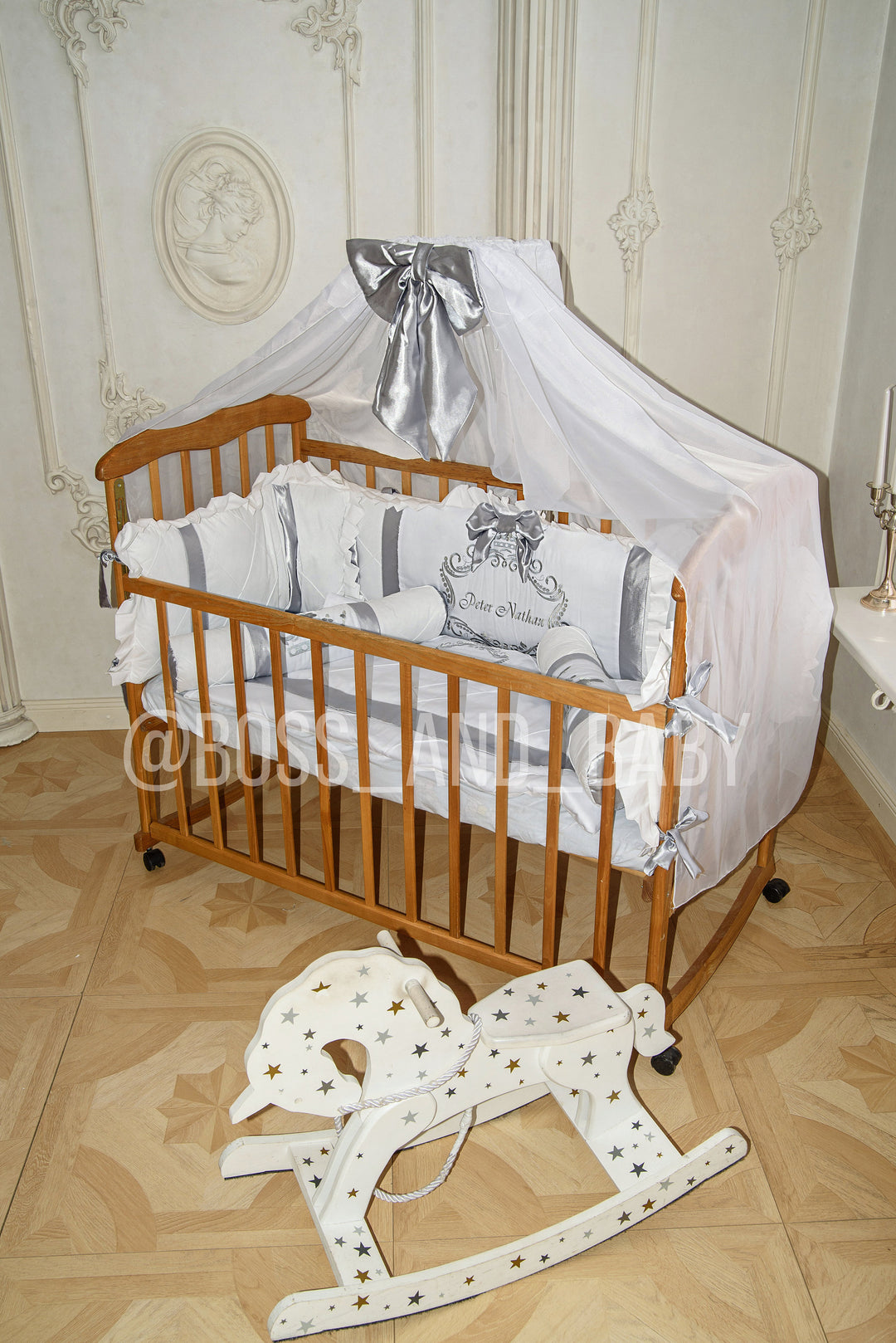 Ensemble de tour de lit pour bébé sur le thème Royal King avec auvent en forme de couronne – Literie pour bébé monogramme non sexiste