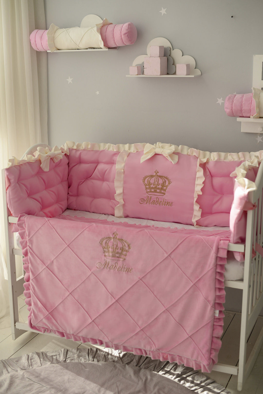 Juego de parachoques para cuna de bebé rosa princesa | Ropa de cama personalizada para niña con corona de oro real y lazos de cuna de color marfil 