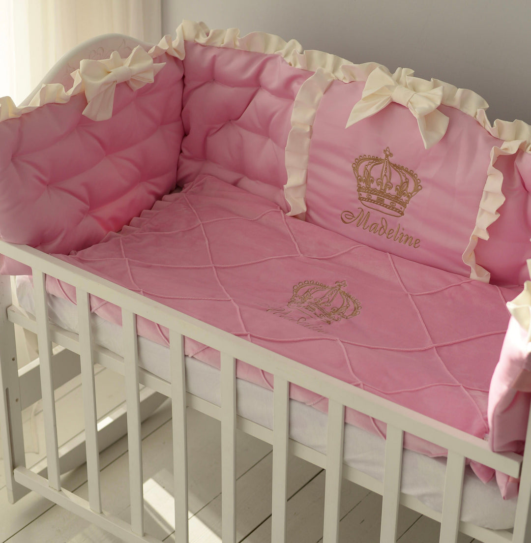 Juego de parachoques para cuna de bebé rosa princesa | Ropa de cama personalizada para niña con corona de oro real y lazos de cuna de color marfil 