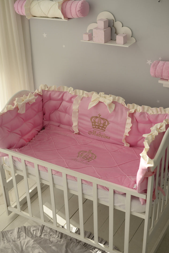 Juego de parachoques para cuna de bebé rosa princesa | Ropa de cama personalizada para niña con corona de oro real y lazos de cuna de color marfil 