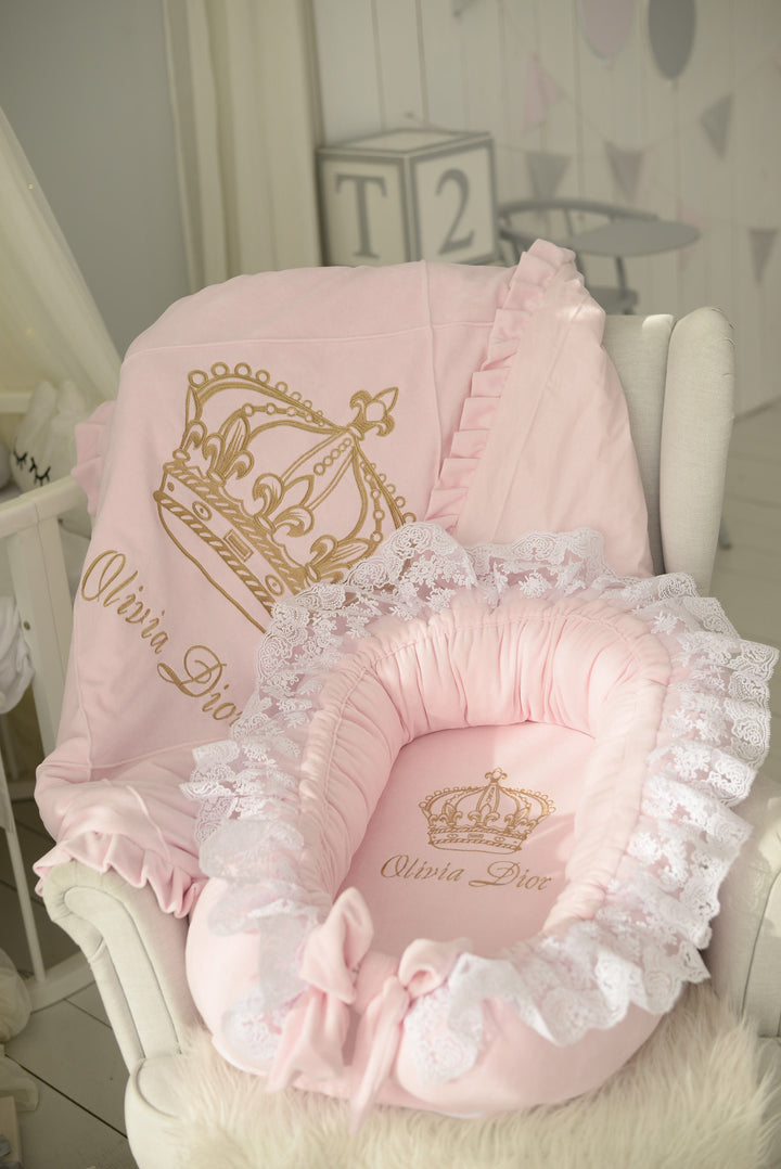 Crown Princess Parure de lit pour bébé fille avec auvent et nid de bébé – Velours Minky doux rose clair avec volants et broderie