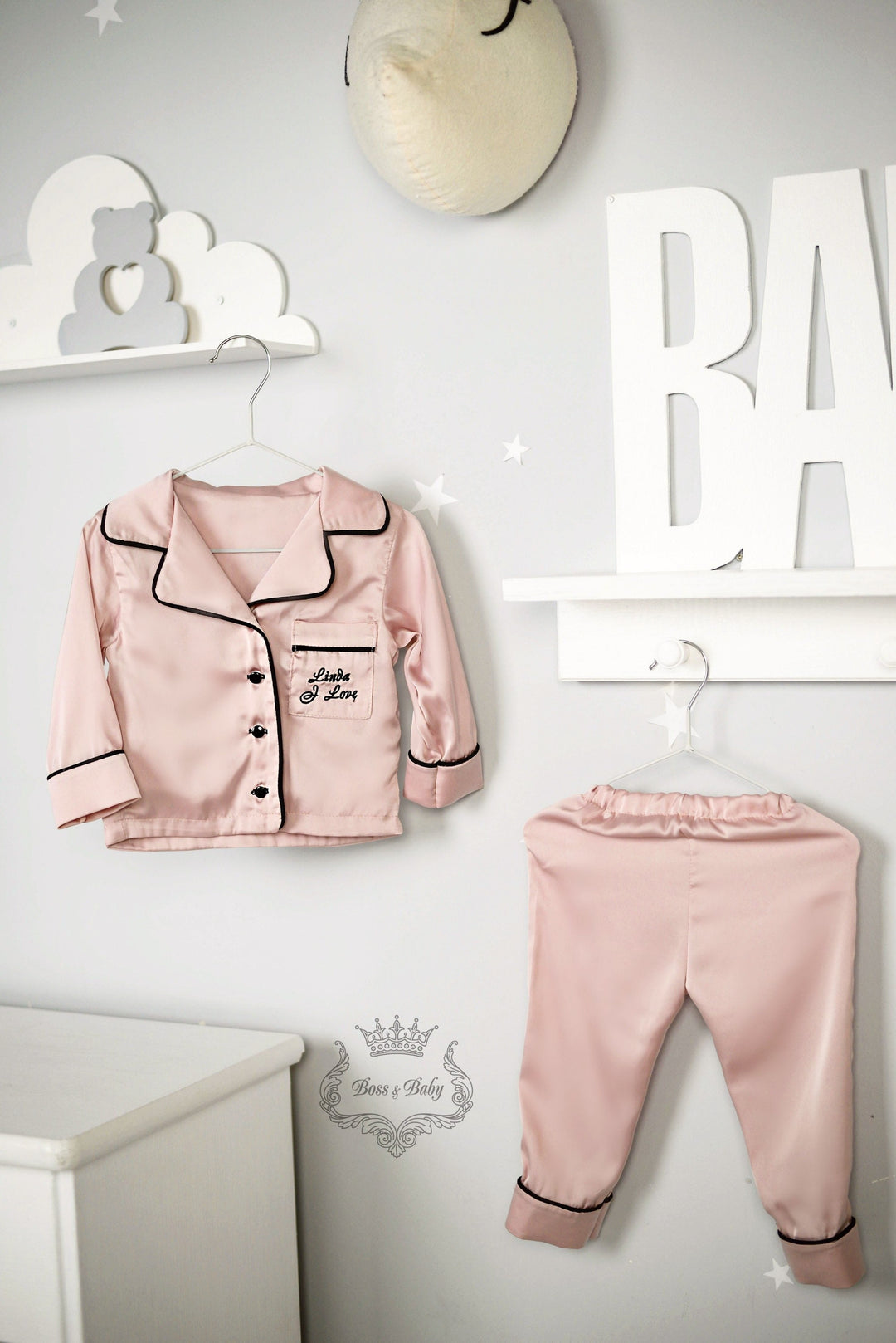 Pyjamas en soie rose personnalisés pour bébés et enfants - Vêtements de nuit luxueux et confortables avec option Monogramme