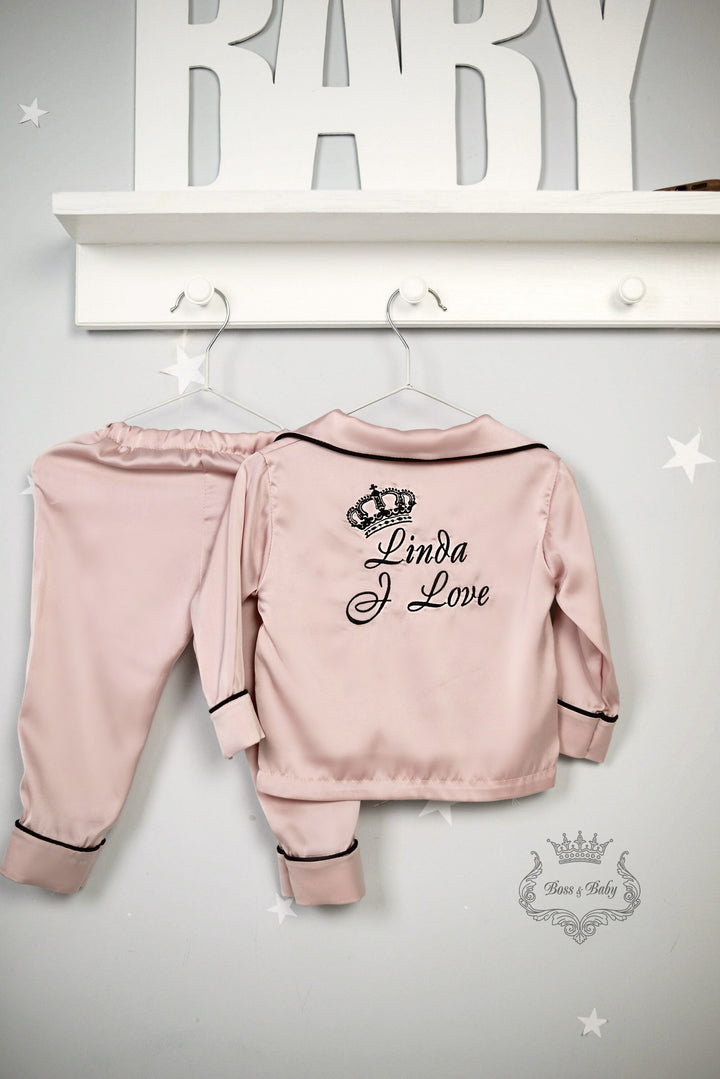 Pyjamas en soie rose personnalisés pour bébés et enfants - Vêtements de nuit luxueux et confortables avec option Monogramme