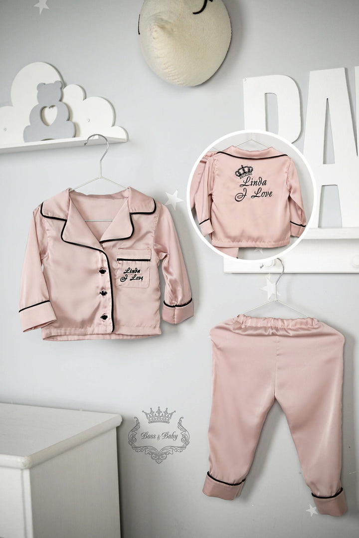 Pyjamas en soie rose personnalisés pour bébés et enfants - Vêtements de nuit luxueux et confortables avec option Monogramme