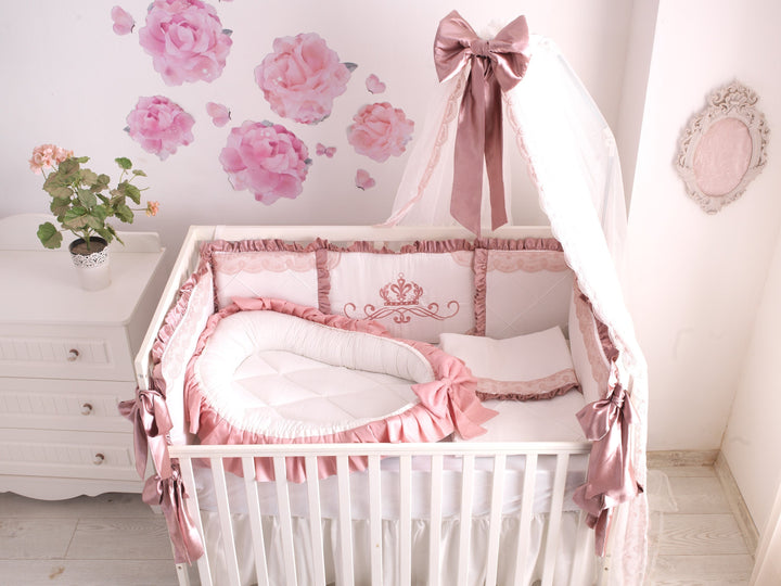 Parure de lit de luxe pour bébé fille en rose poussiéreux et blanc avec volants, dentelle et broderie – Parfait pour un thème floral de chambre d'enfant – Coton biologique