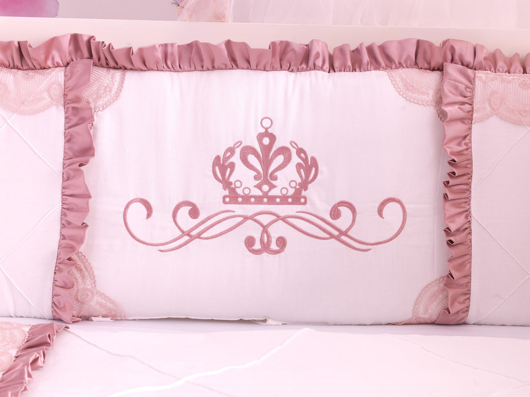 Parure de lit de luxe pour bébé fille en rose poussiéreux et blanc avec volants, dentelle et broderie – Parfait pour un thème floral de chambre d'enfant – Coton biologique