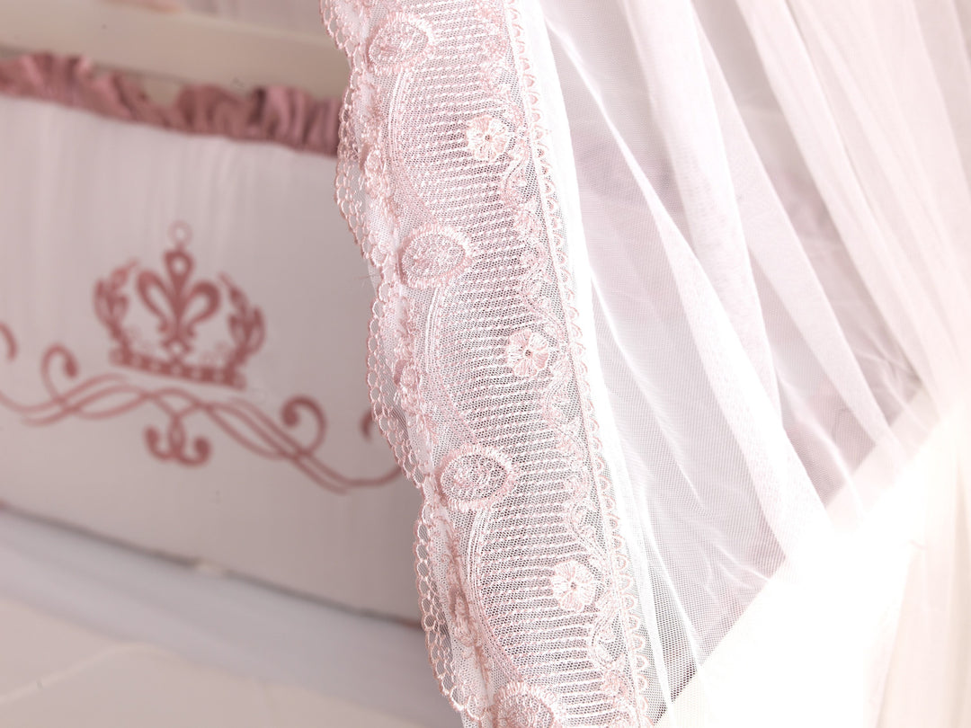 Parure de lit de luxe pour bébé fille en rose poussiéreux et blanc avec volants, dentelle et broderie – Parfait pour un thème floral de chambre d'enfant – Coton biologique