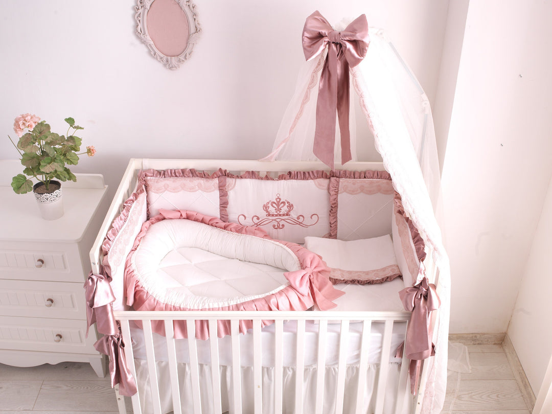 Parure de lit de luxe pour bébé fille en rose poussiéreux et blanc avec volants, dentelle et broderie – Parfait pour un thème floral de chambre d'enfant – Coton biologique