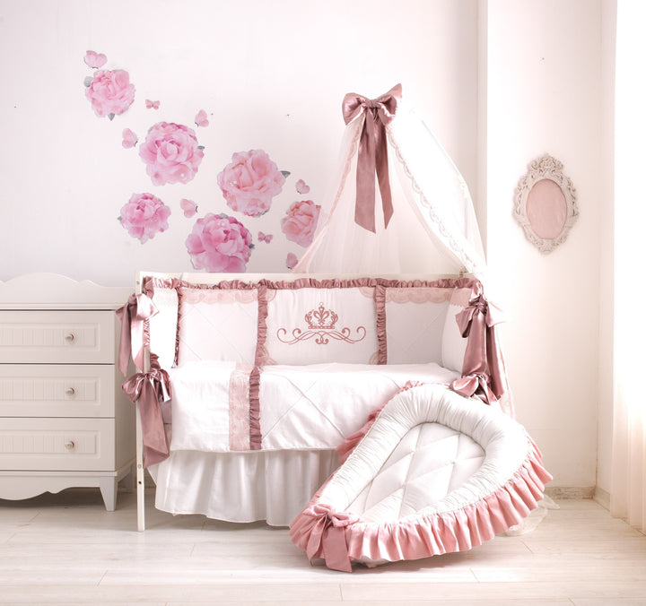 Parure de lit de luxe pour bébé fille en rose poussiéreux et blanc avec volants, dentelle et broderie – Parfait pour un thème floral de chambre d'enfant – Coton biologique