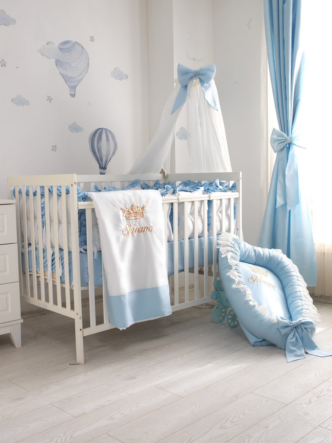 Juego de cama de cuna personalizado para bebé, color azul claro, con almohadillas de parachoques bordadas 