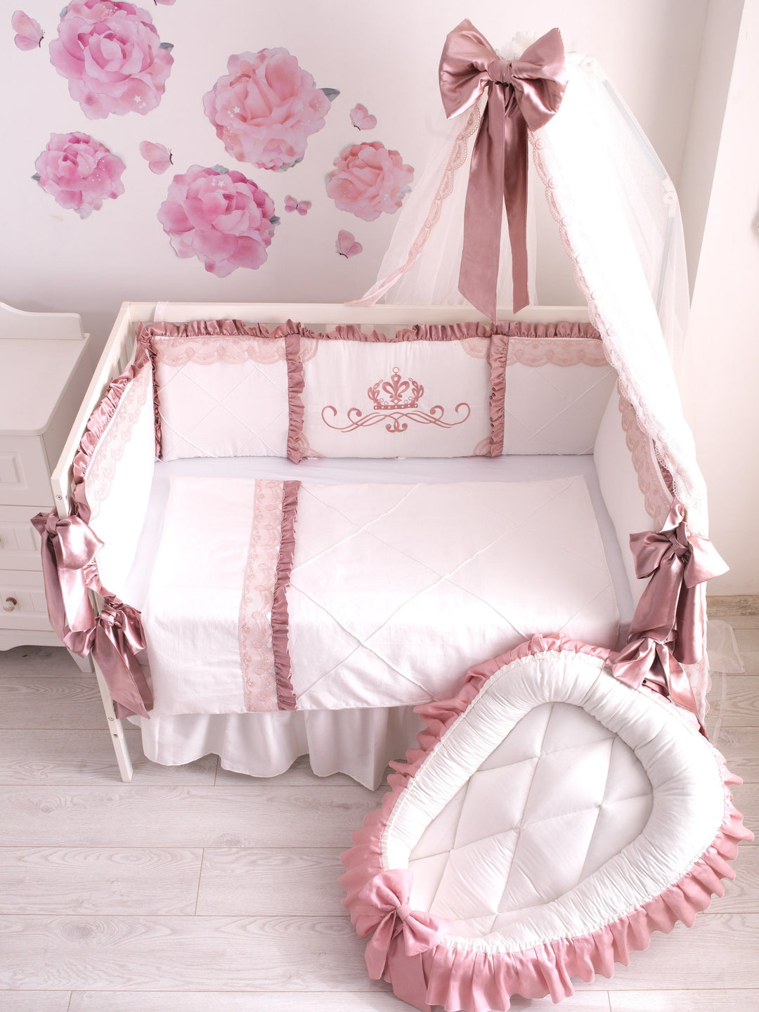 Parure de lit de luxe pour bébé fille en rose poussiéreux et blanc avec volants, dentelle et broderie – Parfait pour un thème floral de chambre d'enfant – Coton biologique