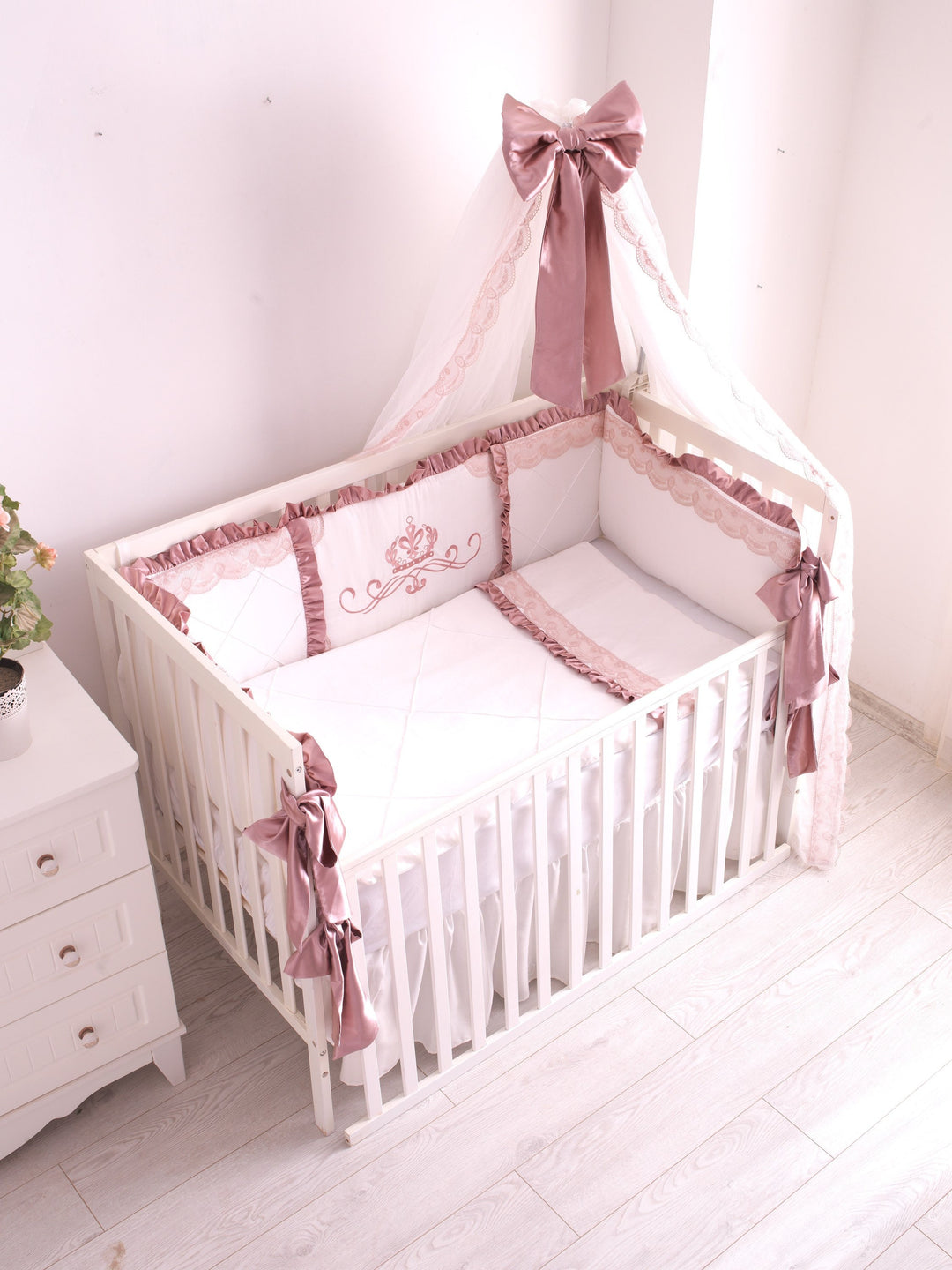 Parure de lit de luxe pour bébé fille en rose poussiéreux et blanc avec volants, dentelle et broderie – Parfait pour un thème floral de chambre d'enfant – Coton biologique