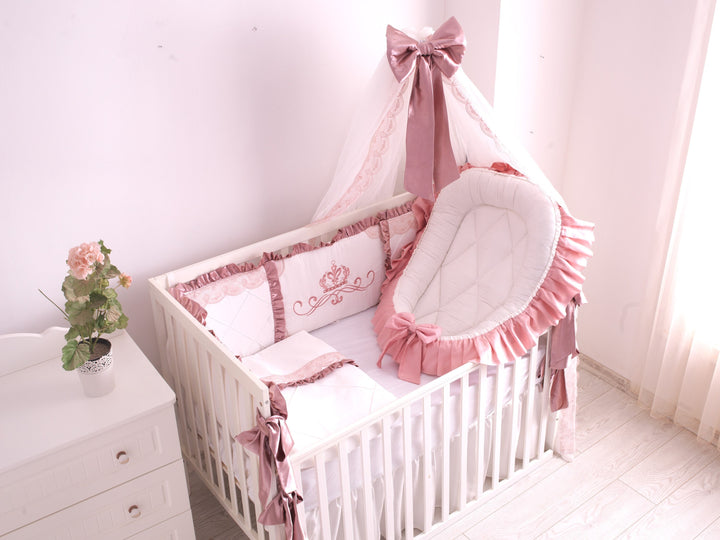 Parure de lit de luxe pour bébé fille en rose poussiéreux et blanc avec volants, dentelle et broderie – Parfait pour un thème floral de chambre d'enfant – Coton biologique