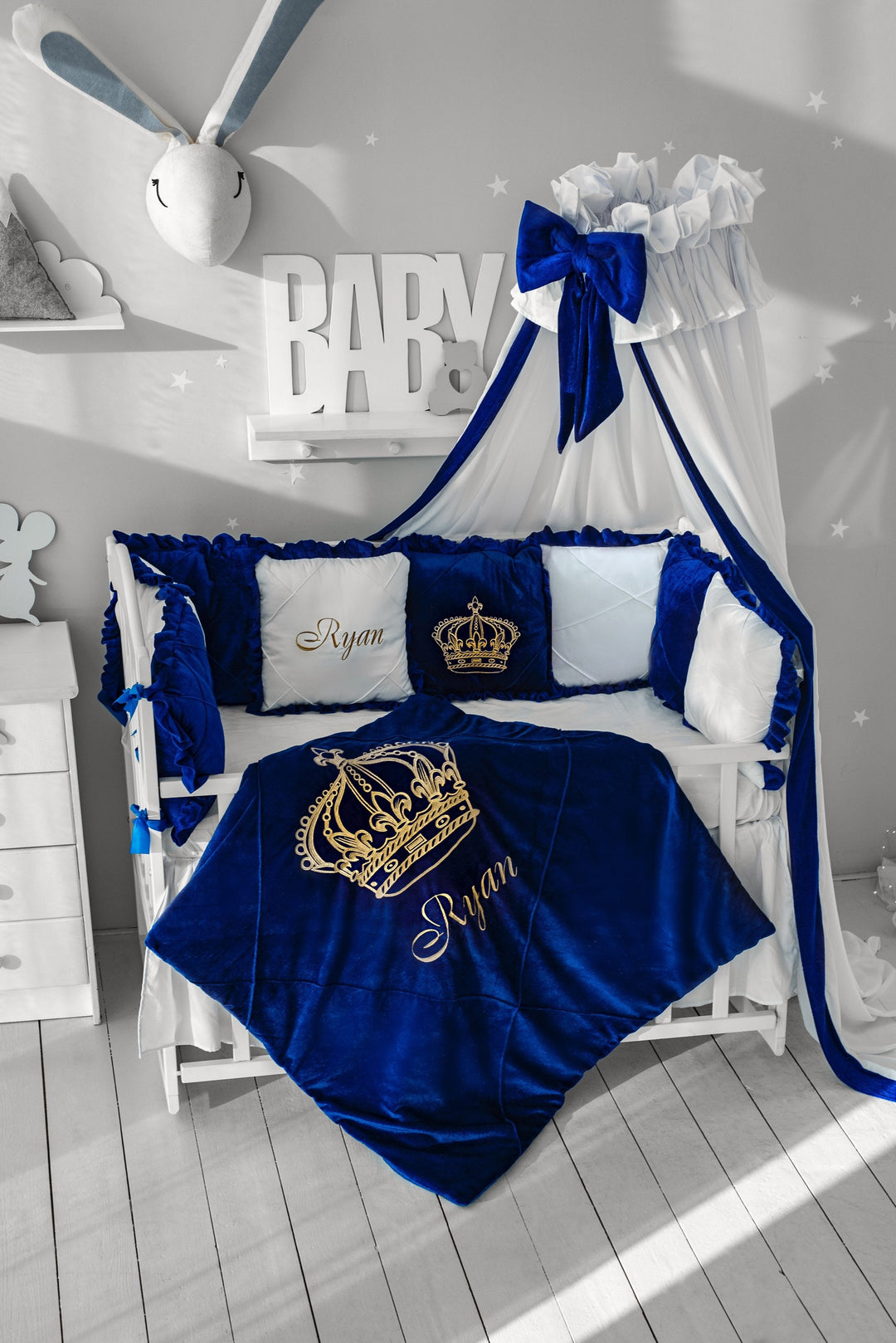 Royal Luxury Parure de lit pour bébé garçon avec auvent – ​​Tour de lit monogramme bleu clair 