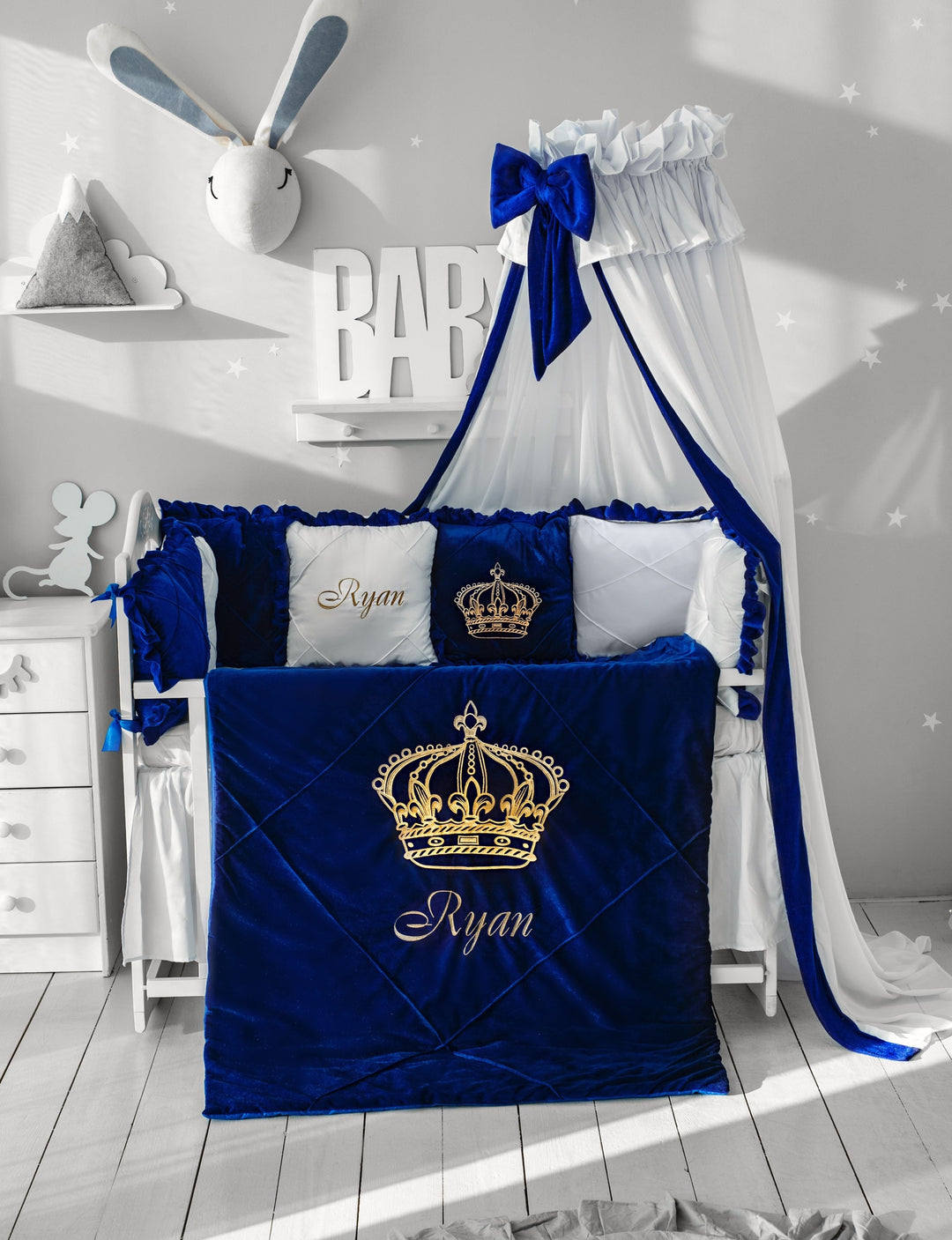 Royal Luxury Parure de lit pour bébé garçon avec auvent – ​​Tour de lit monogramme bleu clair 