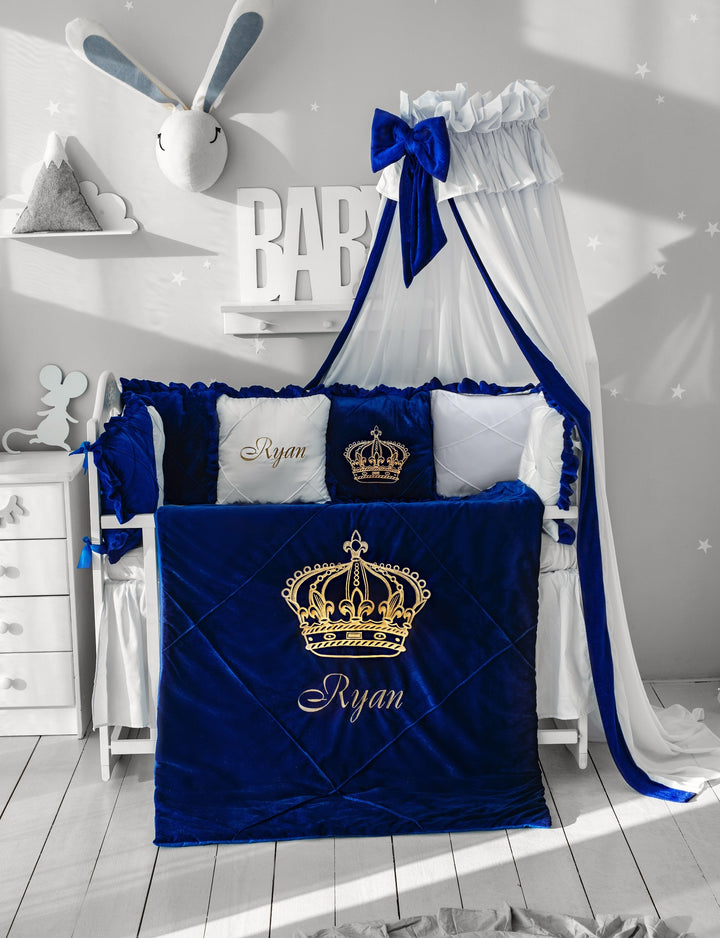 Royal Luxury Parure de lit pour bébé garçon avec auvent – ​​Tour de lit monogramme bleu clair 