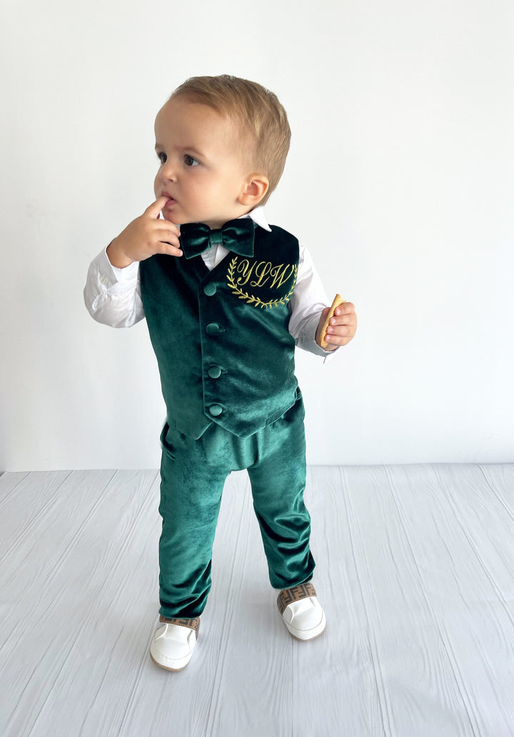 Costume personnalisé pour bébé garçon en velours vert émeraude avec gilet, pantalon et nœud papillon