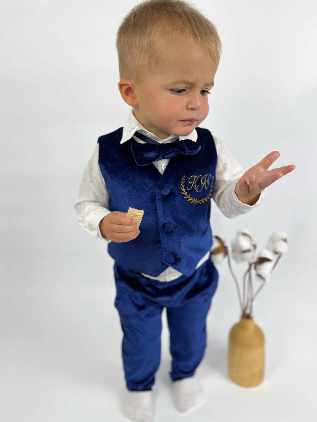 Traje bebé niño personalizado de terciopelo azul marino con chaleco, pantalón y pajarita